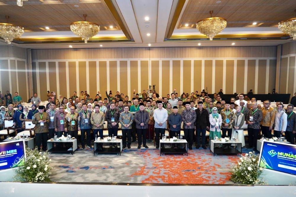 Musyawarah Nasional (Munas) VII Masyarakat Ekonomi Syariah (MES) resmi menetapkan Menteri Koperasi (Menkop) Ferry Juliantono sebagai Ketua Harian MES. Sementara Ketua Umum MES yaitu Rosan Roeslani yang juga menjabat sebagai Menteri Investasi dan Hilirisasi atau Kepala Badan Koordinasi Penanaman Modal (BKPM)/ist