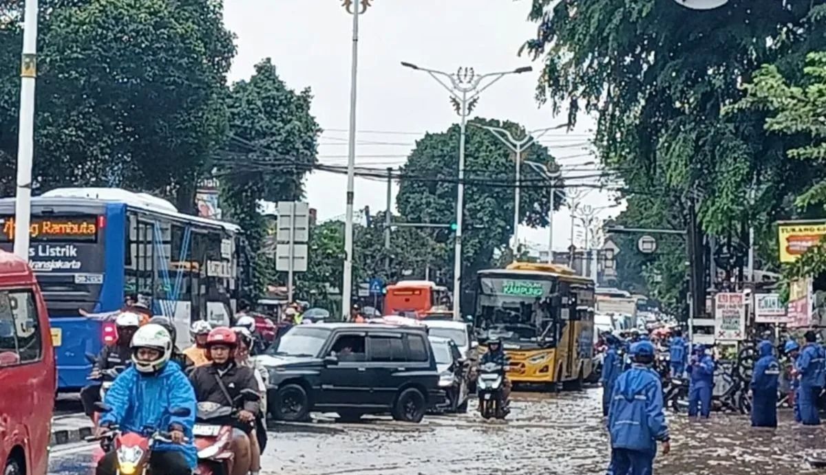 Banjir di Jalan Raya Bogor arah Pusat Grosir Cililitan, Kramat Jati, Jakarta Timur, Senin, 12 Januari 2026. ANTARA/Siti Nurhaliza. <b>(Antara)</b>