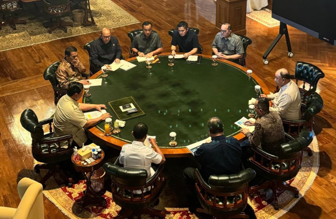 Prabowo Subianto bersama sejumlah menteri Kabinet Merah Putih mengadakan rapat terbatas  <b>(Istimewa)</b>