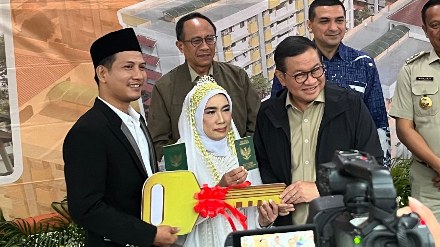 Pramono Serahkan Kunci Rusunawa Pulo Gebang bagi Warga Relokasi TPU Kebon Nanas  <b>(NTVNews.id/Adiansyah)</b>