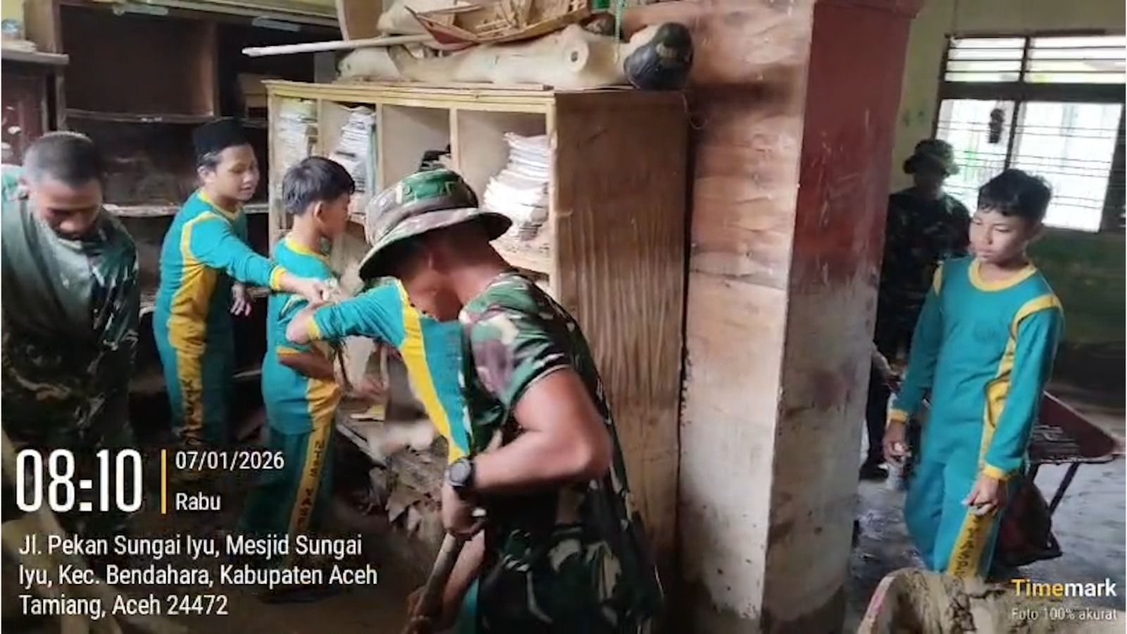 Para siswa Madrasah Tsanawiyah Swasta (MTSS) Yaspendi di Jalan Pekan Sungai Iyu, Desa Sungai Iyu, Kecamatan Bendahara, Kabupaten Aceh Tamiang, bergotong royong bersama sejumlah anggota TNI membersihkan ruang-ruang kelas yang terdampak banjir. <b>(dok)</b>