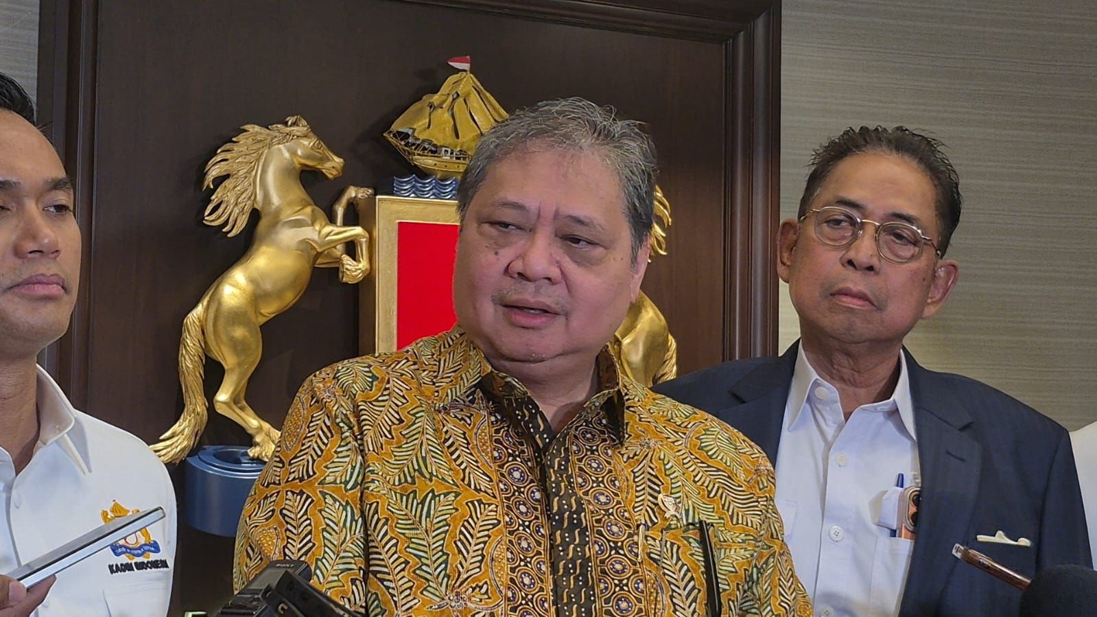 Menteri Koordinator Bidang Perekonomian (Menko Perekonomian) Airlangga Hartarto merespons terkait ancaman Presiden Amerika Serikat Donald Trump mengenai tarif sebesar 25 persen bagi negara-negara di dunia yang menjalin hubungan perdagangan dengan Ira <b>(Ntvnews.id-Muslimin Trisyuliono)</b>