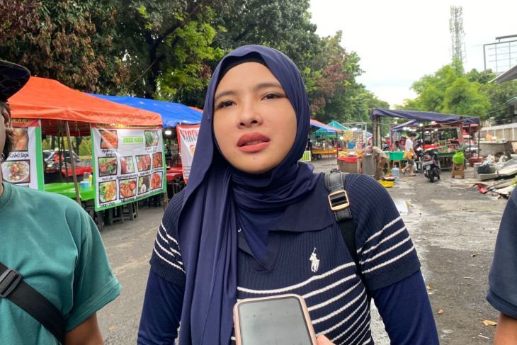 Salah satu pemilik kios yang terbakar Henny Maria memberikan keterangan kepada wartawan di lokasi pasca kericuhan Kalibata, Jakarta, Senin, 12 Januari 2026. ANTARA/Luthfia Miranda Putri. <b>(Antara)</b>