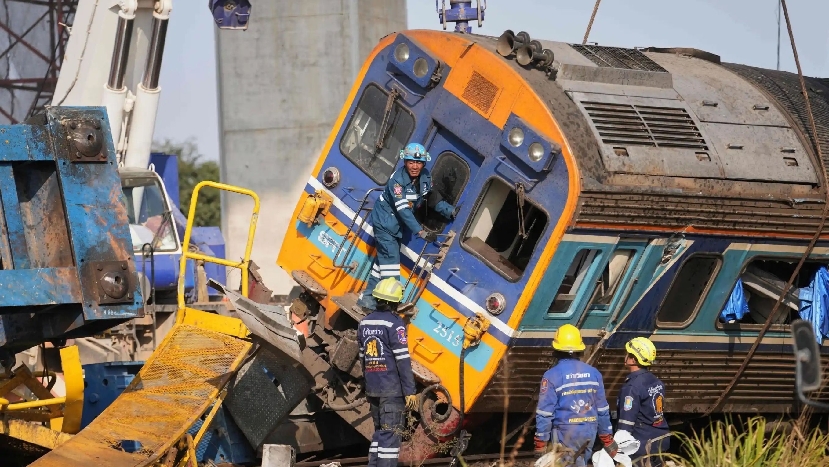 Crane Proyek Kereta Cepat Ambruk Timpa Kereta Penumpang di Thailand. <b>(AP News)</b>