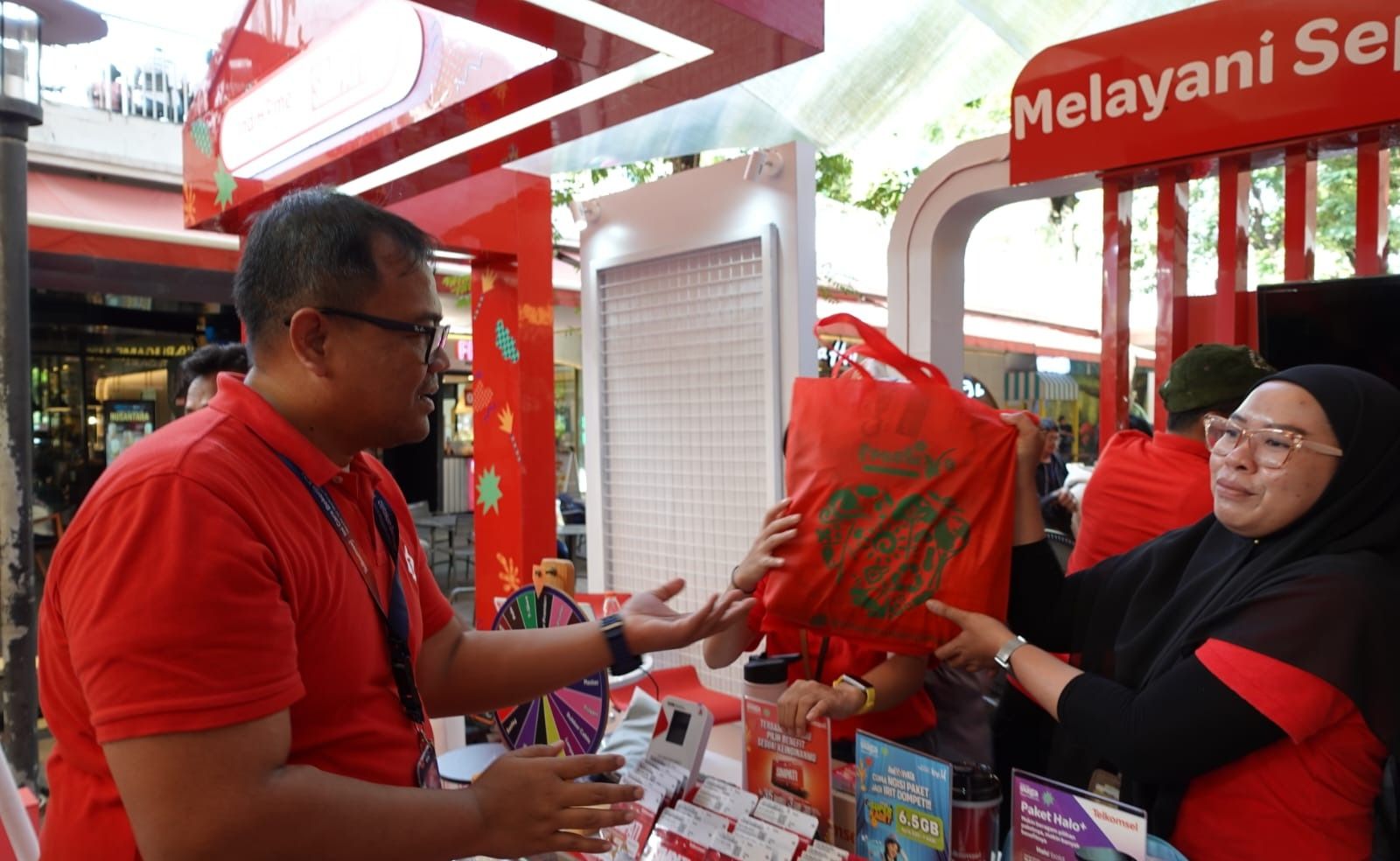 Telkomsel telah melakukan drive test 4G+5G dengan total jarak 18.000 KM untuk memastikan kualitas jaringan tetap optimal, serta menyiagakan 15 Posko Siaga Network, 17 Posko Utama Sales, 13 Posko Reguler Sales, dan 1 Posko Digital Sales di TikTok, ser <b>(Telkomsel)</b>