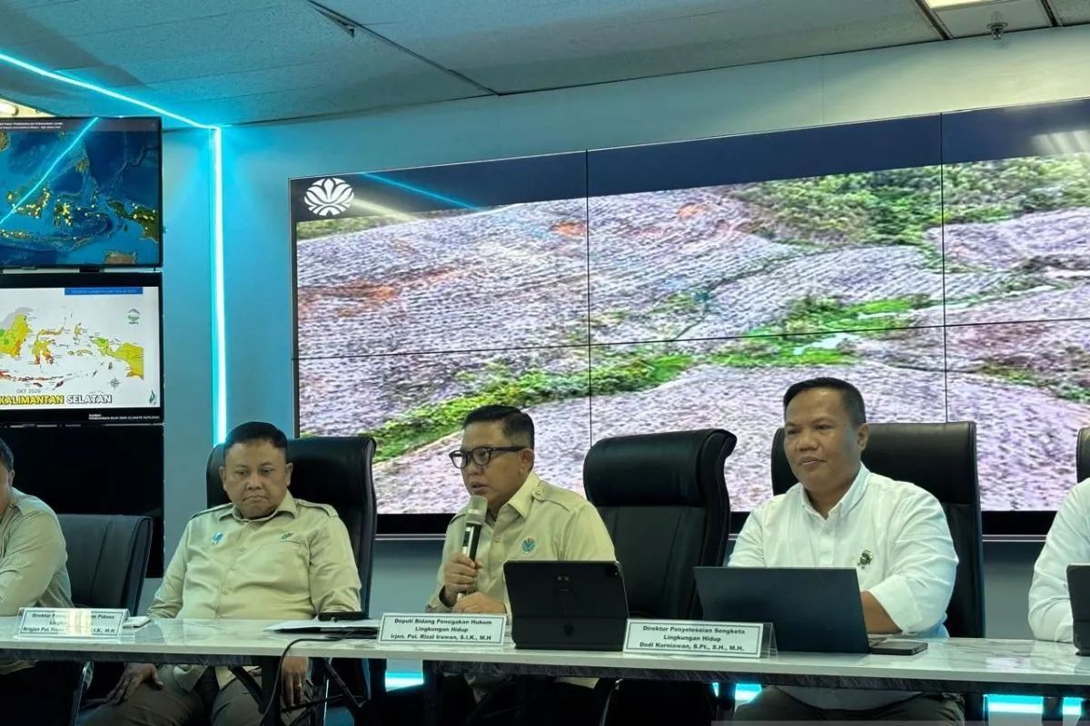 Deputi Gakkum KLH/BPLH Rizal Irawan (tengah) dalam konferensi pers terkait penegakan hukum banjir Sumatera di Jakarta, Kamis sore, 15 Januari 2026. ANTARA/Prisca Triferna <b>(Antara)</b>