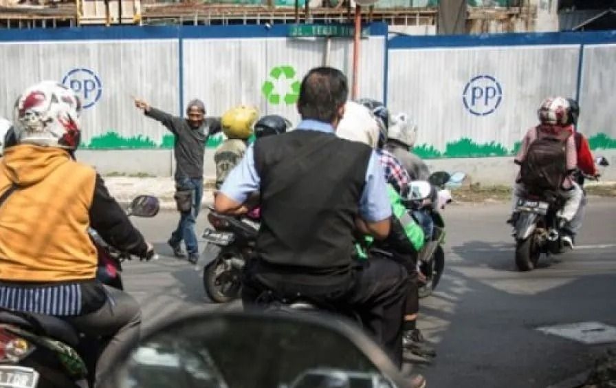 Ilustrasi - Pak ogah di persimpangan kawasan Tebet Timur, Jakarta. (ANTARA FOTO/Aprillio Akbar).