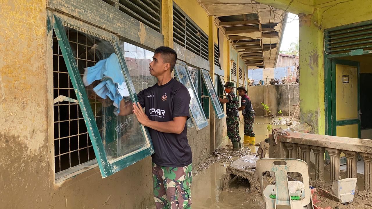 Personel TNI dari Yonif 117/Ksatria Yudha (KY) bergotong royong membersihkan sekolah-sekolah yang terdampak banjir di Kabupaten Aceh Tamiang.  <b>(Istimewa)</b>