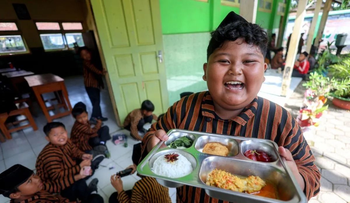 Arsip - Siswa menunjukan paket makanan menu kuliner nusantara untuk program Makan Bergizi Gratis (MBG) di SD Negeri Tanjunganom 3, Nganjuk, Jawa Timur, Kamis, 8 Januari 2026. Pada distribusi MBG hari pertama masuk sekolah usai libur, SPPG Dipan Tanju <b>(Antara)</b>