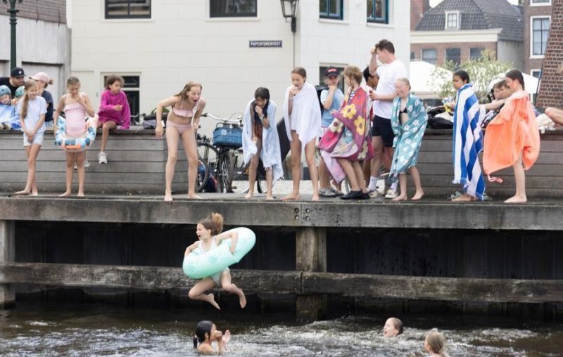 Anak-anak mendinginkan diri di dalam air selama gelombang panas di Haarlem, Belanda, 2 Juli 2025. (Xinhua/Sylvia Lederer) <b>(Antara)</b>