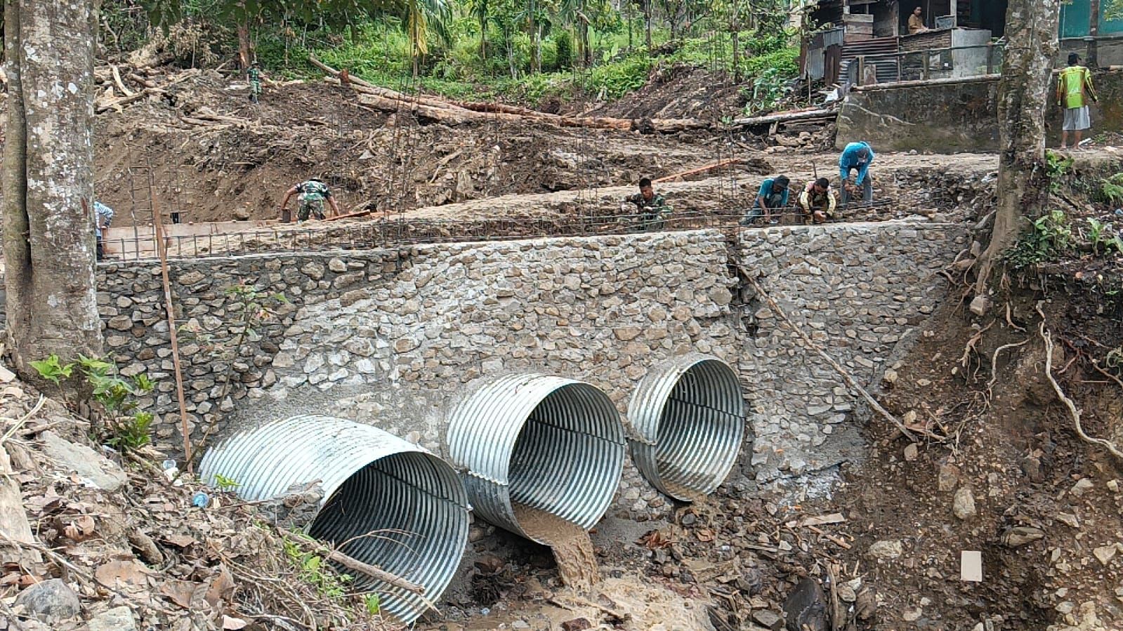 Pembangunan jembatan Armco oleh TNI di Sumbar. 