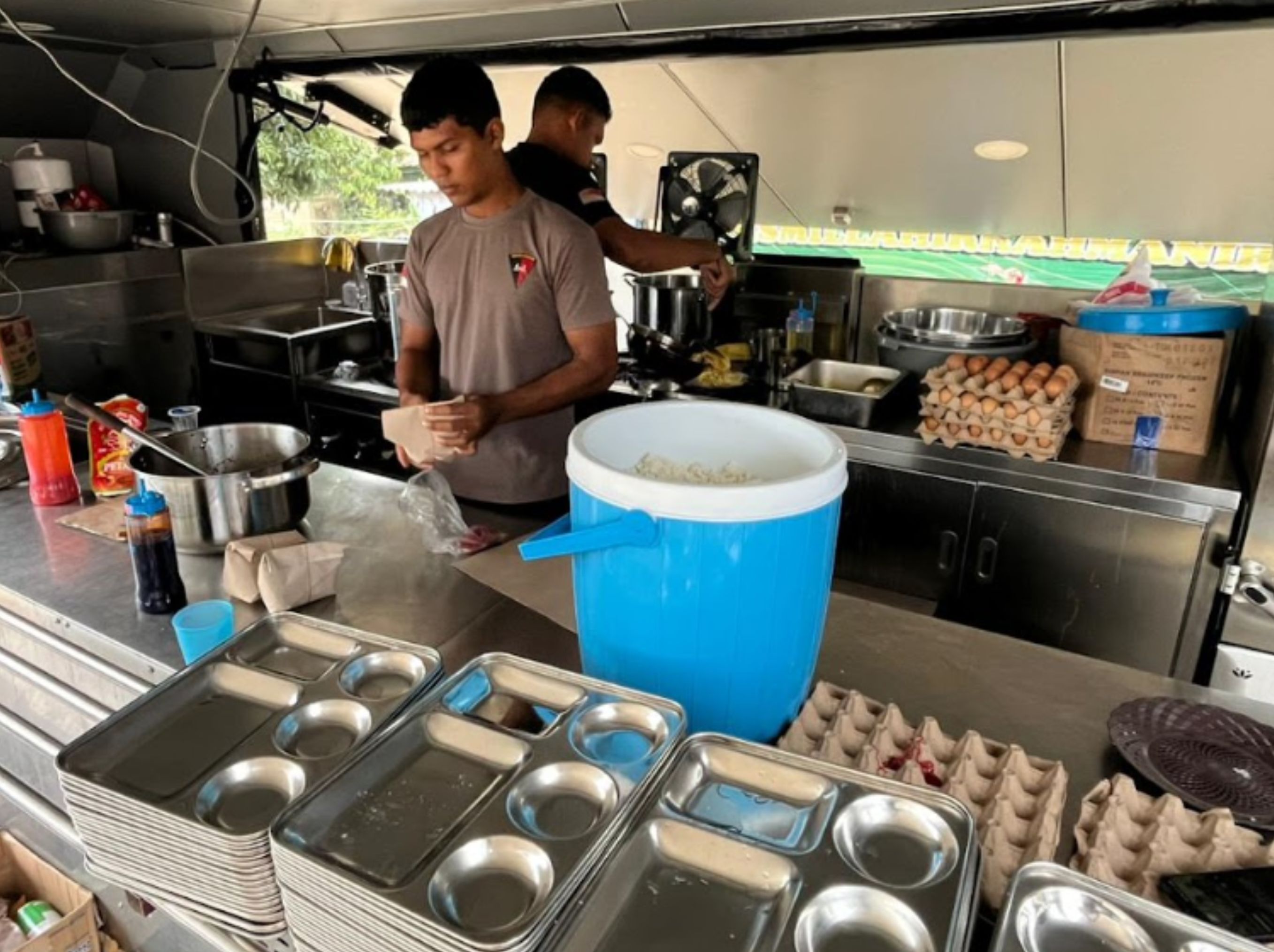 Dapur Umum Polri Terus Beroperasi Layani Pengungsi di Aceh Tamiang dan Sumbar <b>(DOK POLRI)</b>