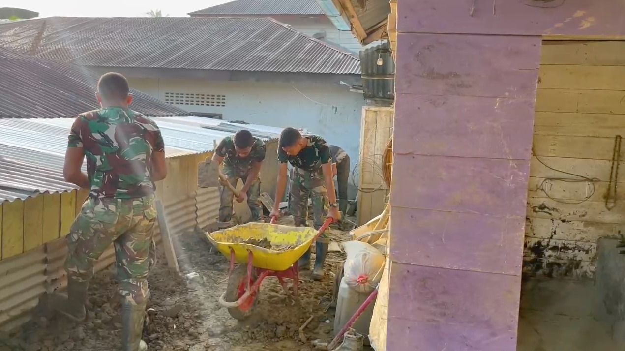 Momen Rumah-rumah Lansia di Aceh Tamiang Dibersihkan dari Lumpur oleh TNI, Pemulihan Sentuh yang Paling Rentan <b>(DOK TNI)</b>