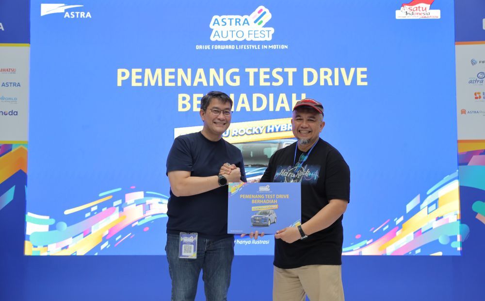 Penyerahan hadiah pemenang test drive berhadiah mobil oleh Nur Irmansyah Tara selaku Marketing Division Head Auto2000 sekaligus Project Leader Astra Auto Fest 2025 kepada Muhammad Pulungan di Astra Auto Fest 2025 di Astra Biz Center, BSD pada Minggu (7/12/2025). (Foto: Istimewa)