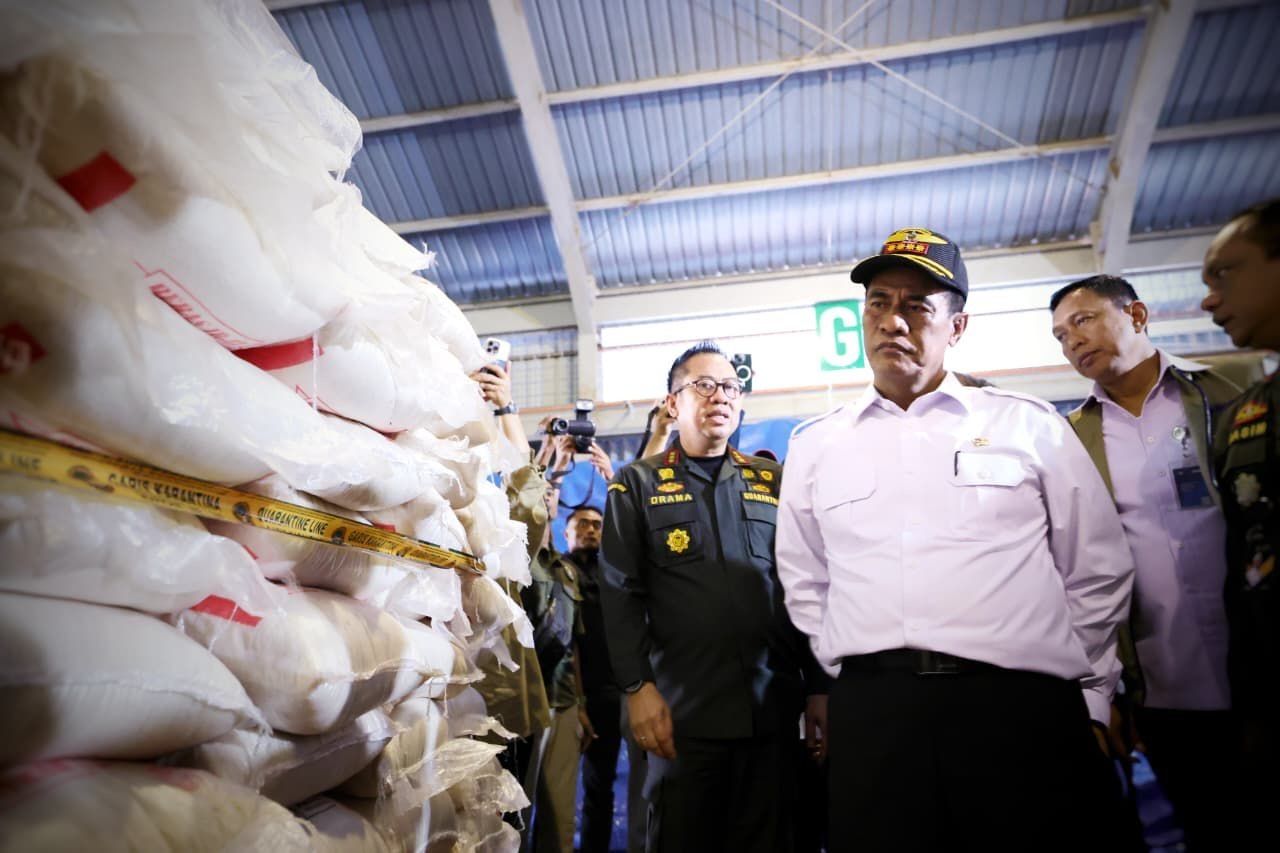 Menteri Pertanian (Mentan) Andi Amran Sulaiman bongkar ribuan ton beras ilegal yang diduga kuat diselundupkan tanpa prosedur karantina dan kepabeanan.