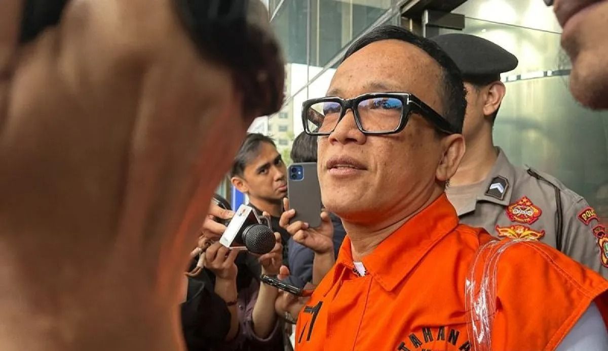 Mantan Wakil Menteri Ketenagakerjaan sekaligus tersangka kasus dugaan pemerasan terkait pengurusan sertifikat K3 di Kemenaker Immanuel Ebenezer Gerungan memberikan keterangan sebelum memasuki mobil tahanan di Gedung Merah Putih KPK, Jakarta, Kamis, 1 <b>(Antara)</b>