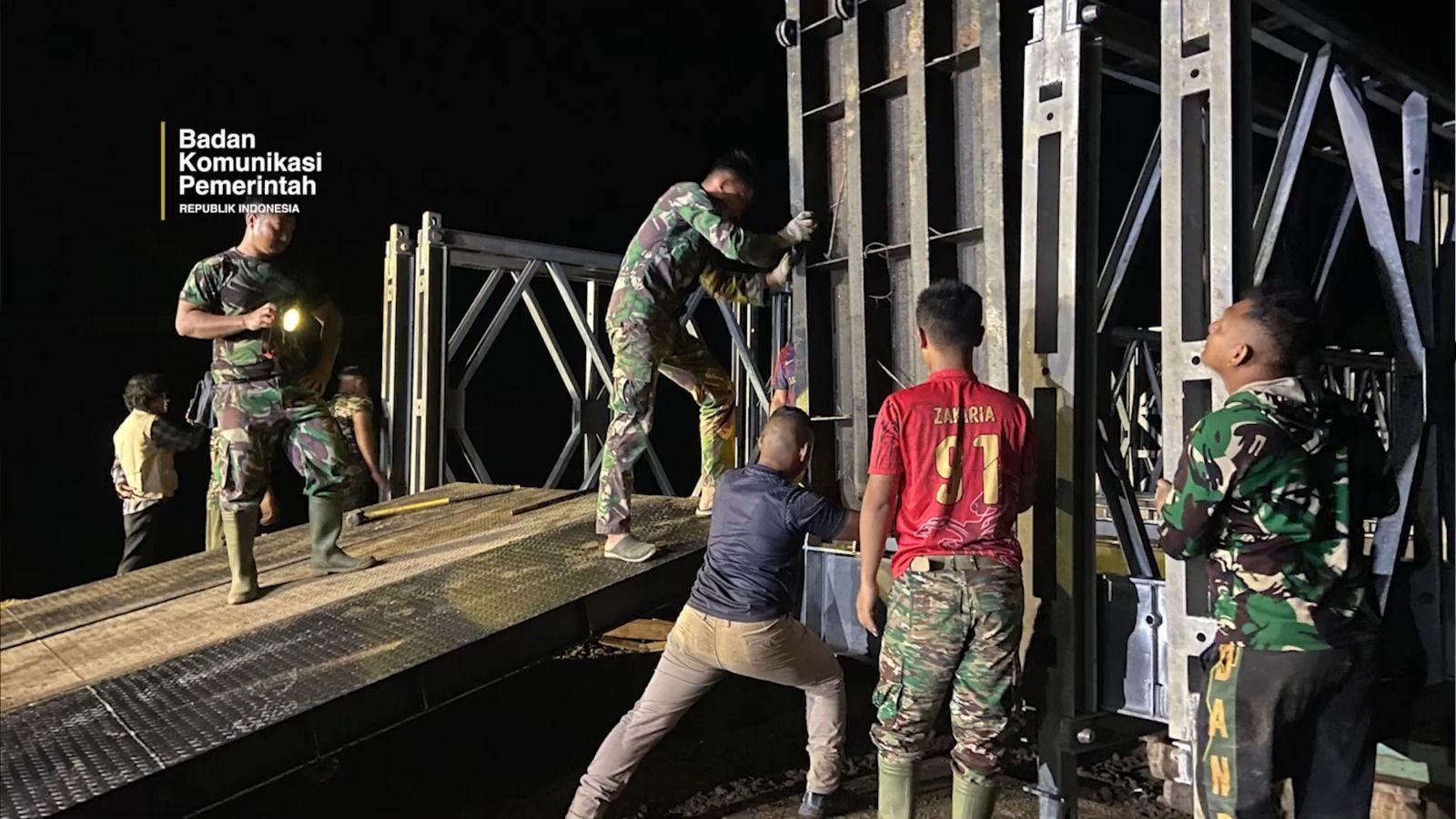 TNI bergerak cepat memulihkan infrastruktur jembatan dan membuka akses jalan pasca-banjir bandang di Aceh. <b>(Bakom RI)</b>