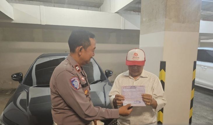 Pengendara mobil yang tertangkap kamera melawan arah dengan masuk jalan tol melalui pintu keluar Tol Tebet, ditilang di sebuah apartemen kawasan Setiabudi, Jakarta Selatan, Minggu, 18 Januari 2026. ANTARA/HO-Ditlantas Polda Metro Jaya <b>(Antara)</b>