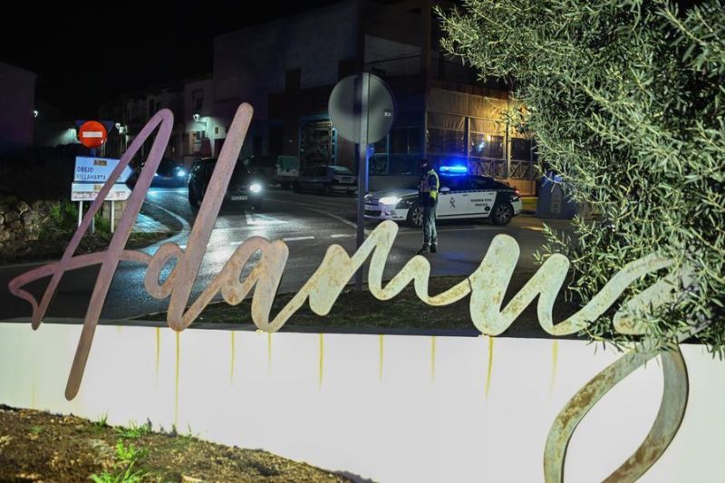 Polisi memblokir jalan menuju lokasi kecelakaan kereta api di Adamuz, Spanyol, 19 Januari 2026. (Xinhua/Cheng Min) <b>(Antara)</b>