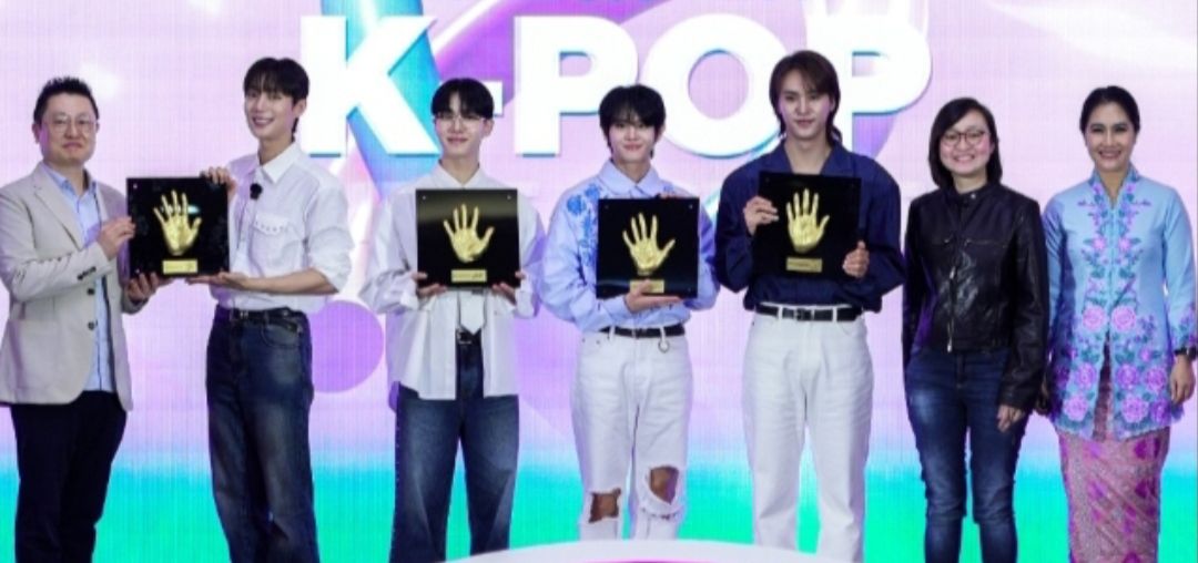 Wakil Menteri Ekonomi Kreatif, Irene Umar, menghadiri Handprinting Ceremony serta Meet &amp; Greet Bersama Minho dan Highlight   <b>(Dokumentasi)</b>