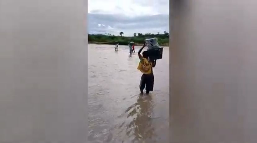 Relawan SPPG dan warga Desa Koa Kecamatan Mollo Barat, Kabupaten Timur Tengah Selatan, NTT menyeberangi sungai untuk mengantarkan Makanan Bergizi Gratis (MBG) ke sekolah-sekolah yang berada di seberang dapur. <b>(Bakom RI)</b>