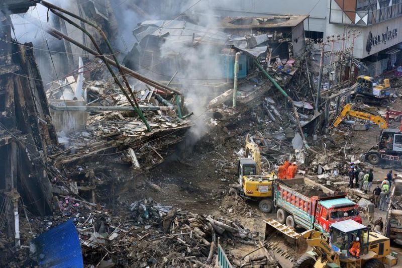 Kebakaran melanda sebuah pusat perbelanjaan di Karachi, Pakistan, pada 19 Januari 2026. ANTARA/Xinhua/Str <b>(Antara)</b>