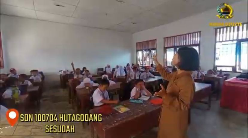 SDN 100704 Huta Godang, Tapanuli yang sebelumnya rusak berat dan tertimbun lumpur kini telah dibersihkan. <b>(KODIM)</b>