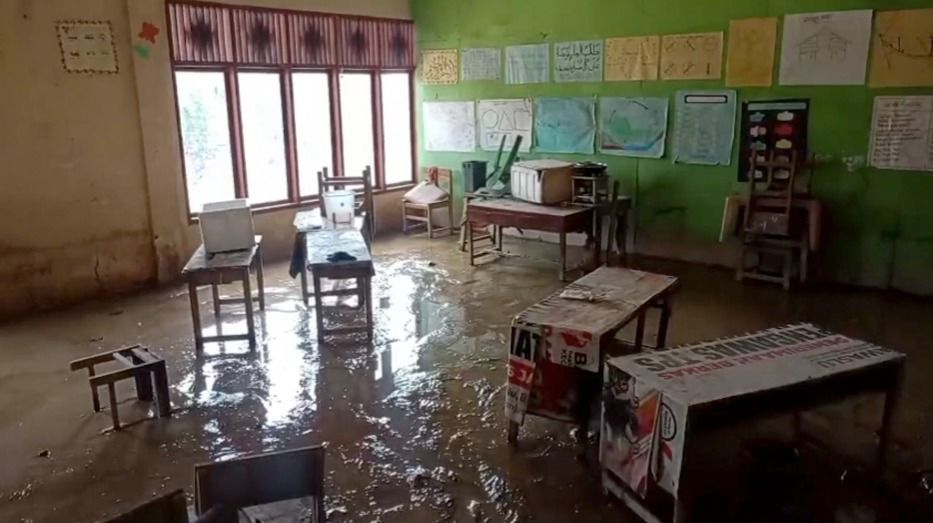 SD Muhamadiyah Meureudu porak-poranda usai diterjang banjir lumpur.  <b>(Bakom RI)</b>