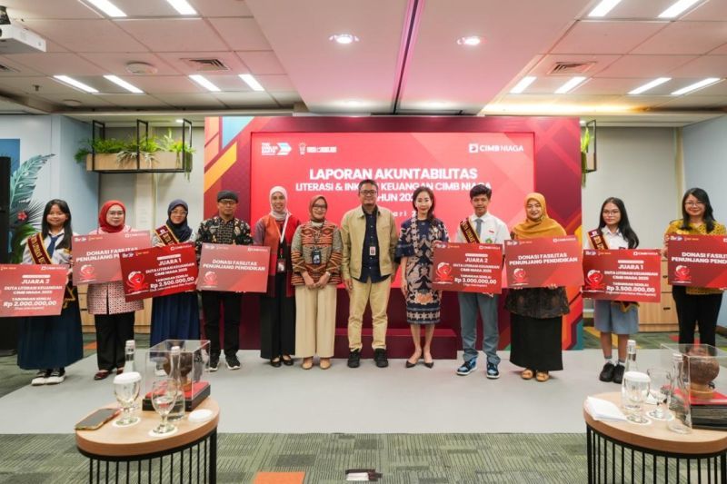 Perwakilan pimpinan PT Bank CIMB Niaga Tbk berfoto bersama usai menyerahkan hadiah kepada pemenang kegiatan literasi dan inklusi keuangan pelajar saat pelaporan akuntabilitas program literasi keuangan CIMB Niaga 2025 di Jakarta, Kamis (15/1/2026).  <b>(ANTARA/HO - Humas CIMB Niaga)</b>
