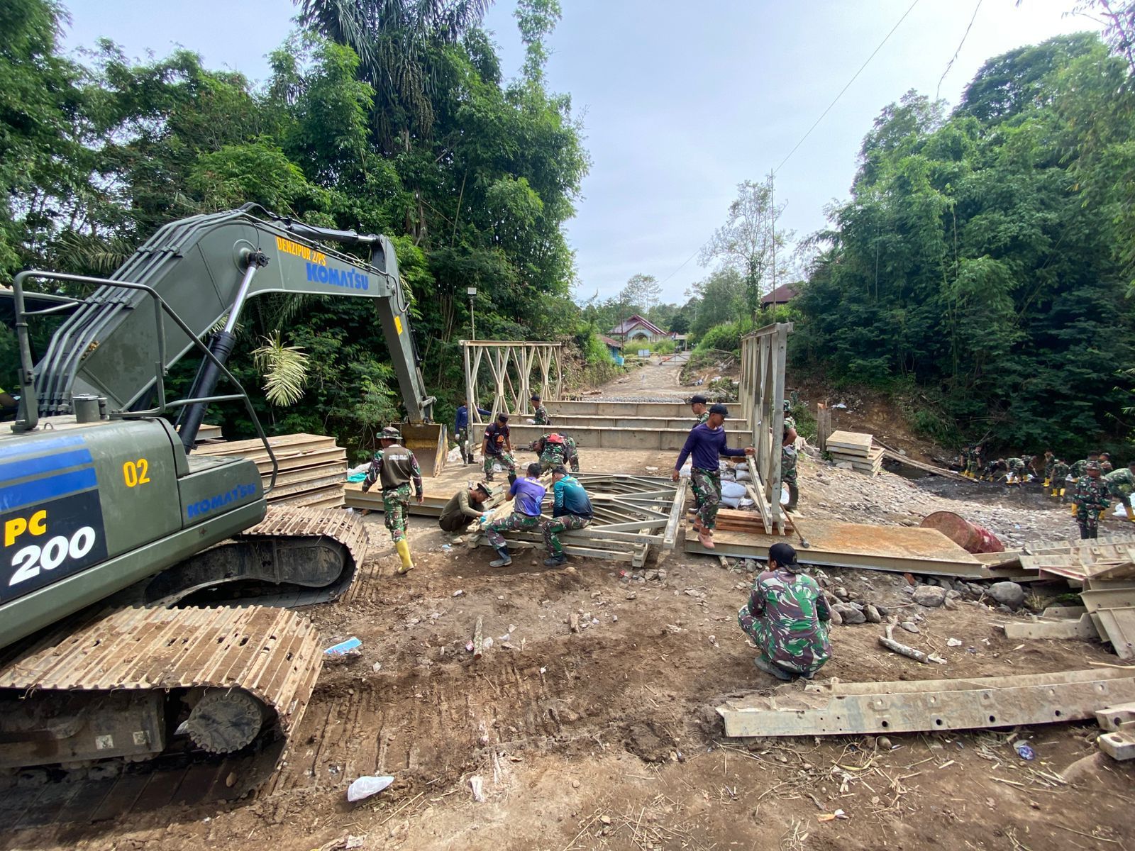 Pembangunan tiga jenis jembatan yakni jembatan bailey, jembatan armco, dan jembatan gantung terus dilakukan sesuai kontur alam. <b>(Bakom RI)</b>
