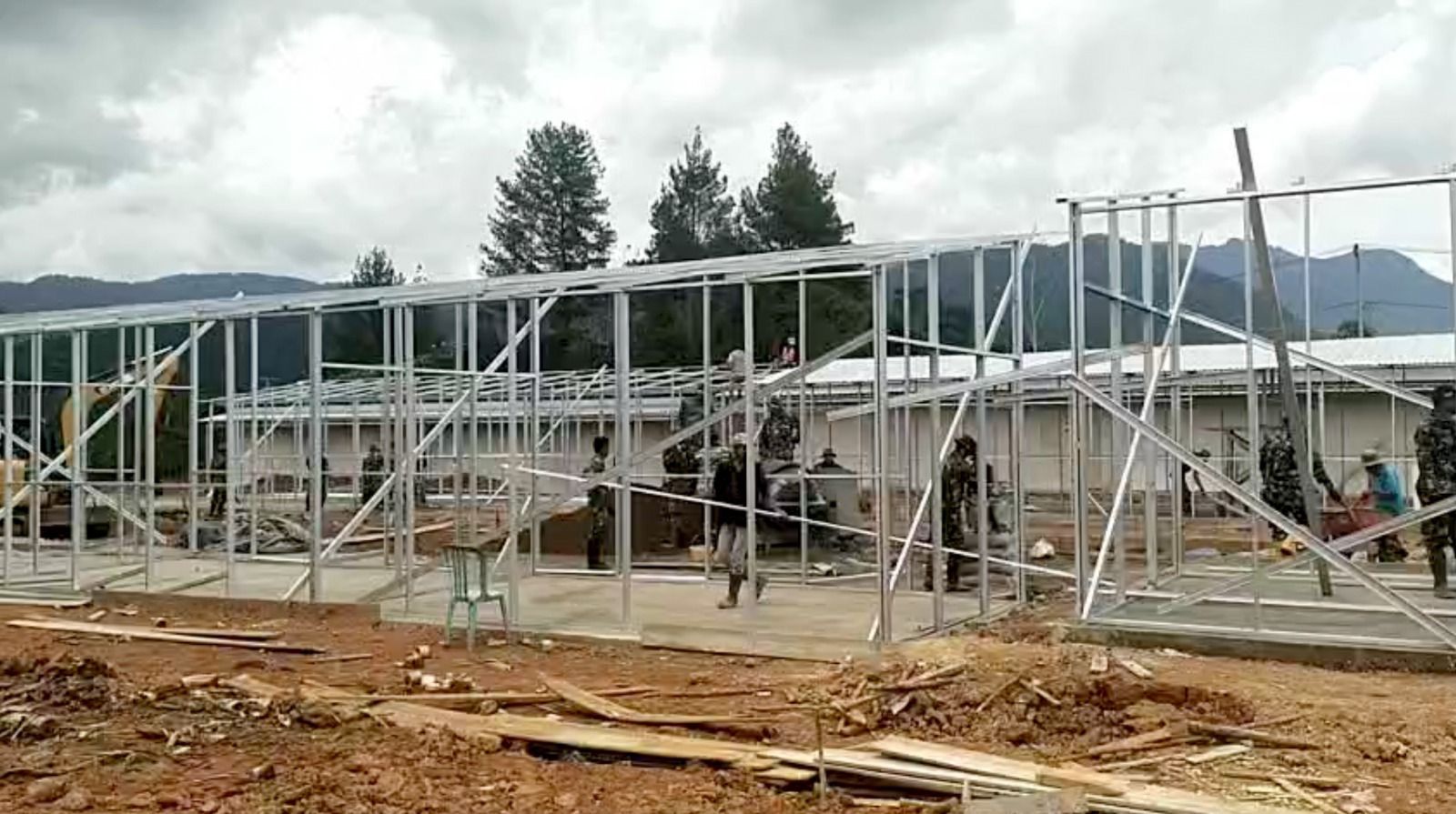 Proses pembangunan hunian sementara (huntara) di Provinsi Sumatra Barat. <b>(Bakom RI)</b>