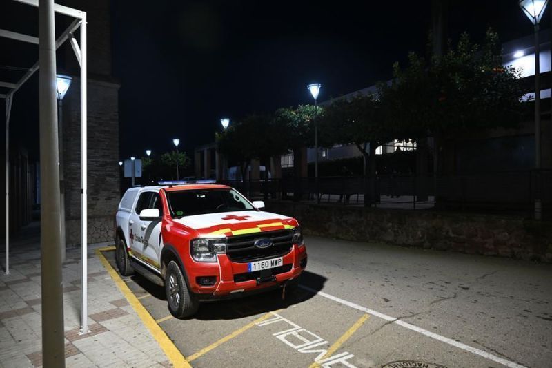 Sebuah mobil penyelamat terlihat parkir di dekat lokasi pemukiman kembali di Adamuz, Spanyol, 19 Januari 2026. (Xinhua/Cheng Min) <b>(Antara)</b>