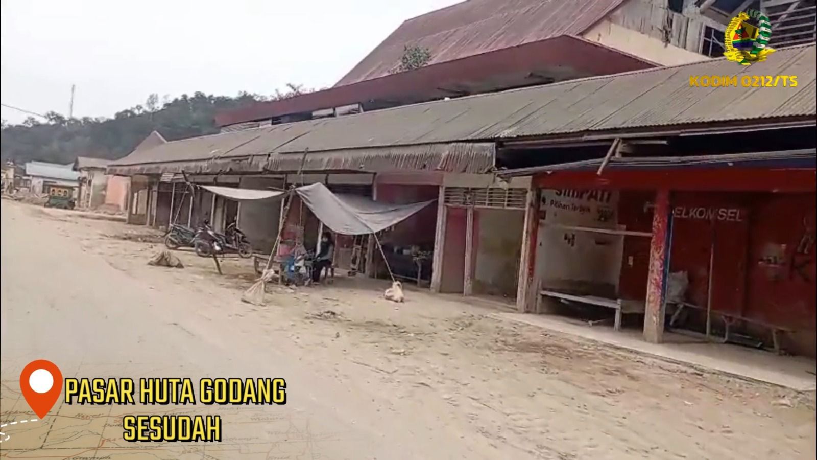 Pasar Huta Godang, Tapanuli yang sebelumnya rusak berat dan tertimbun lumpur kini telah dibersihkan. <b>(KODIM)</b>