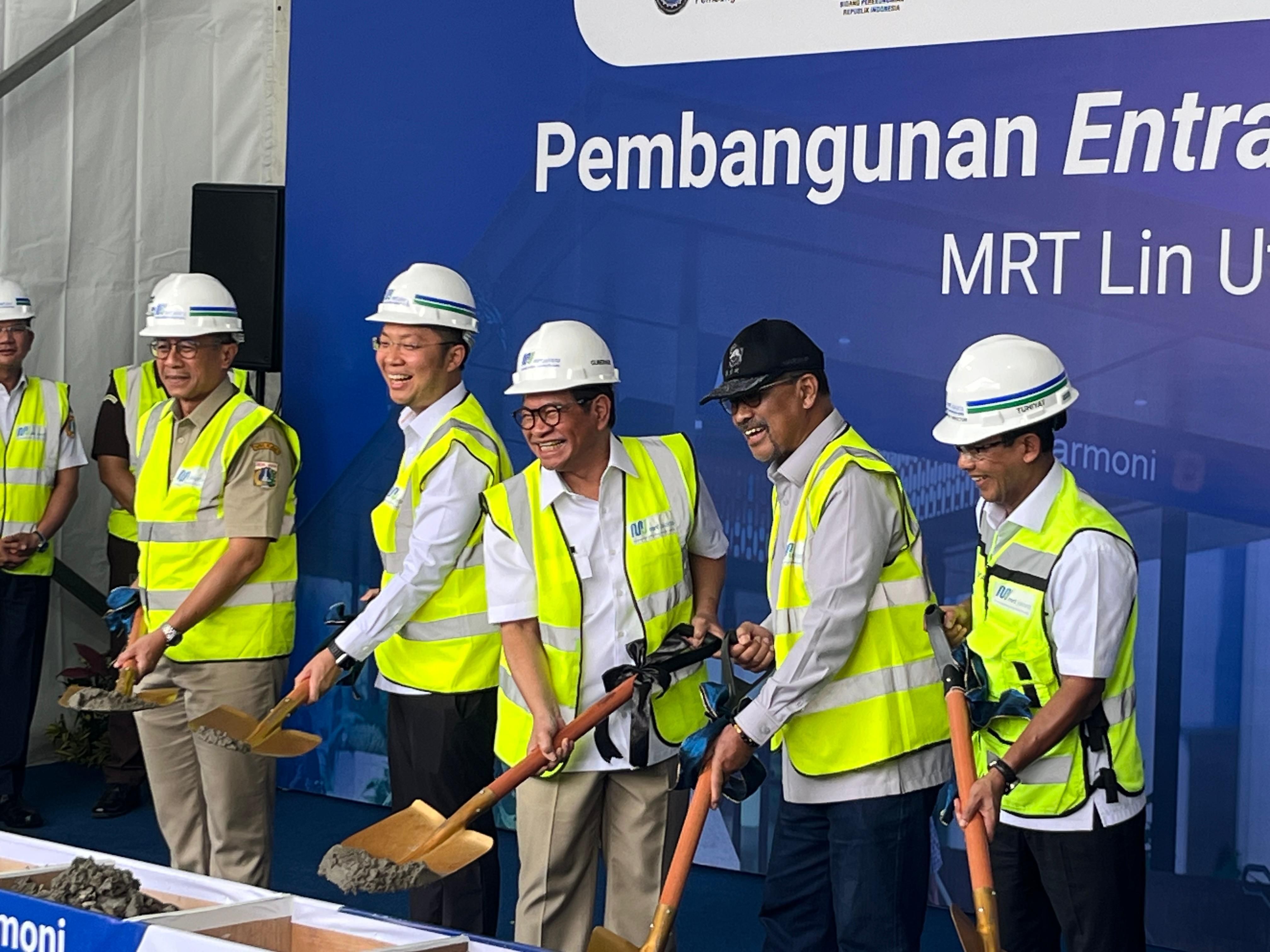 Pramono melakukan groundbreaking pembangunan pintu masuk Stasiun Harmoni pada Selasa, 20 Januari 2026. <b>(NTVNews.id/Adiansyah)</b>