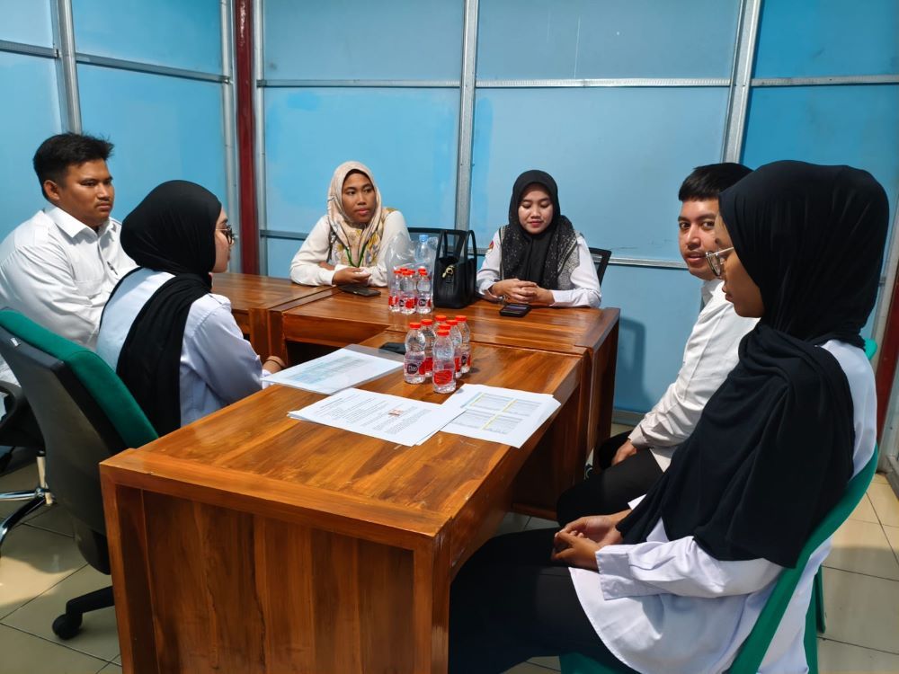 Kepala Satuan Pelayanan Pemenuhan Gizi (SPPG) Kota Bekasi, Kecamatan Mustika Jaya, Mustikasari 4, Ageng Wicaksono, menyampaikan klarifikasi terkait polemik video menu kering Program Makan Bergizi Gratis (MBG) yang sempat viral di media sosial/ist