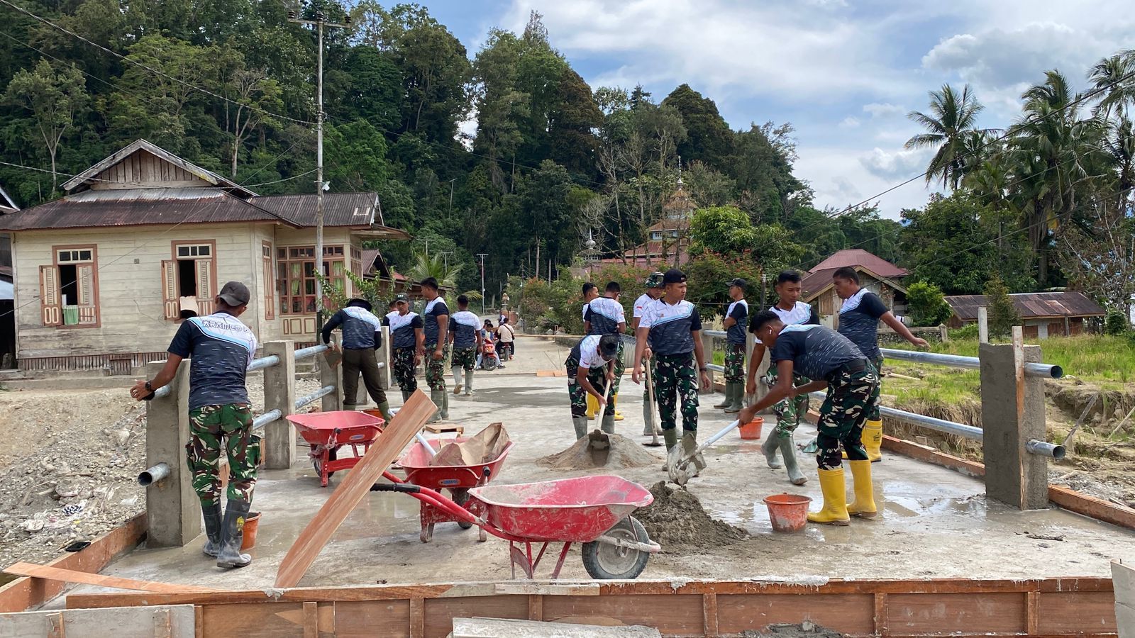 Pemerintah terus percepat pemulihan akses transportasi di berbagai wilayah Aceh melalui pembangunan jembatan Armco dan Bailey. <b>(Bakom RI)</b>