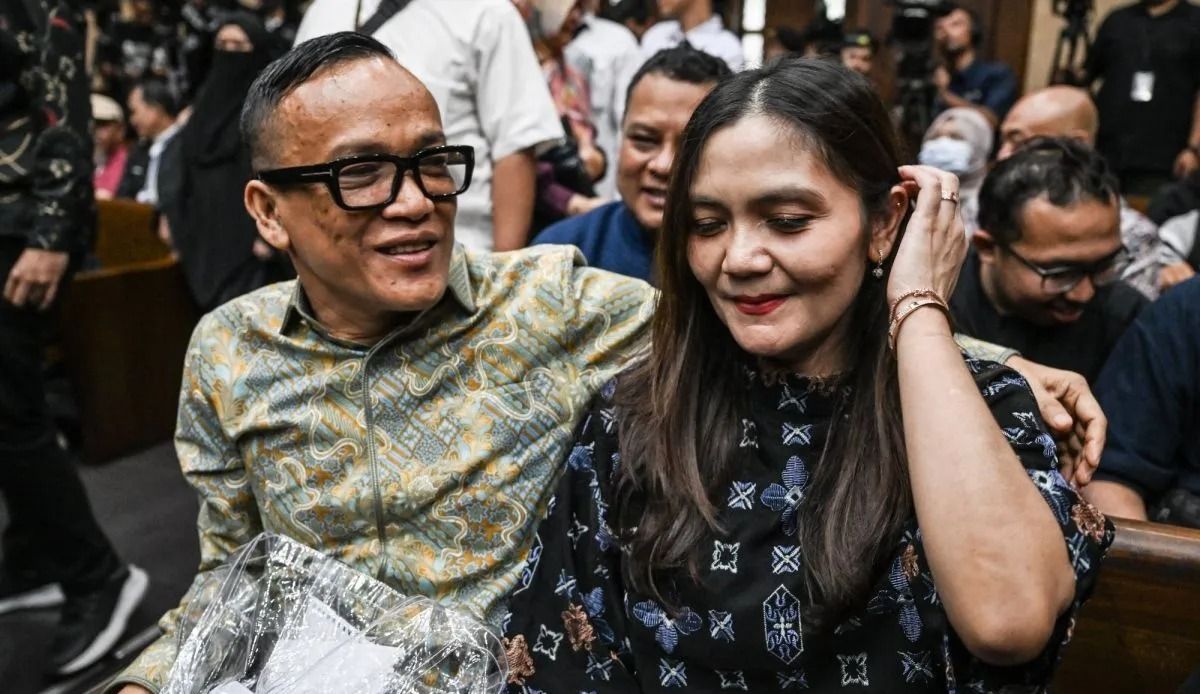 Terdakwa kasus dugaan pemerasan dalam pengurusan sertifikat K3 di Kementerian Ketenagakerjaan Immanuel Ebenezer (kiri) mendapat dukungan dari istrinya Silvia Rinita Harefa (kanan) sebelum mengikuti sidang pembacaan dakwaan di Pengadilan Tipikor, Jaka <b>(Antara)</b>