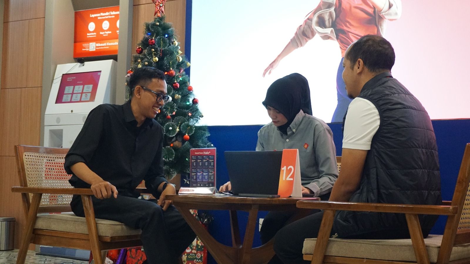 Seluruh layanan jaringan seluler Telkomsel di wilayah terdampak kini telah kembali beroperasi 100% normal. Saat ini Telkomsel memfokuskan upaya pada pemantauan intensif, penguatan infrastruktur jaringan, dan stabilisasi kualitas layanan agar kebutuhan komunikasi masyarakat tetap terjaga dengan baik selama masa pemulihan pascabencana. <b>(dok telkomsel)</b>