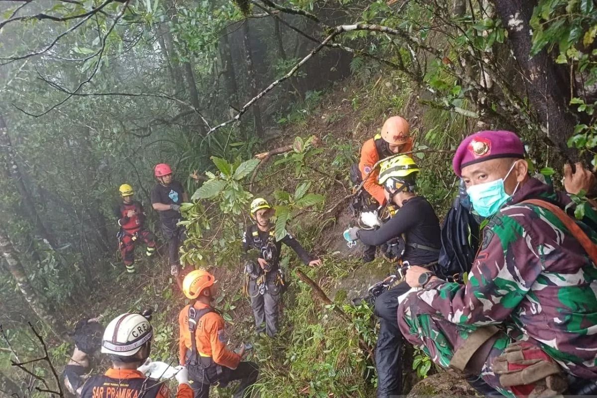 Personel Marinir bersama tim SAR gabungan turut terlibat dalam proses evakuasi pesawat ATR 42-500 di Lereng Gunung Bulusaraung, Kabupaten Pangkep, Sulawesi Selatan, Senin, 19 Januari 2026. (ANTARA/Ho-Pen Mari) <b>(Antara)</b>