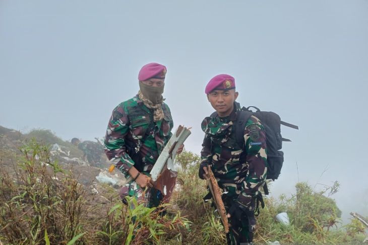 Personel Marinir menemukan puing pesawat ATR 42-500 di Lereng Gunung Bulusaraung, Kabupaten Pangkep, Sulawesi Selatan, Senin, 19 Januari 2026. (ANTARA/Ho-Pen Mari) <b>(Antara)</b>