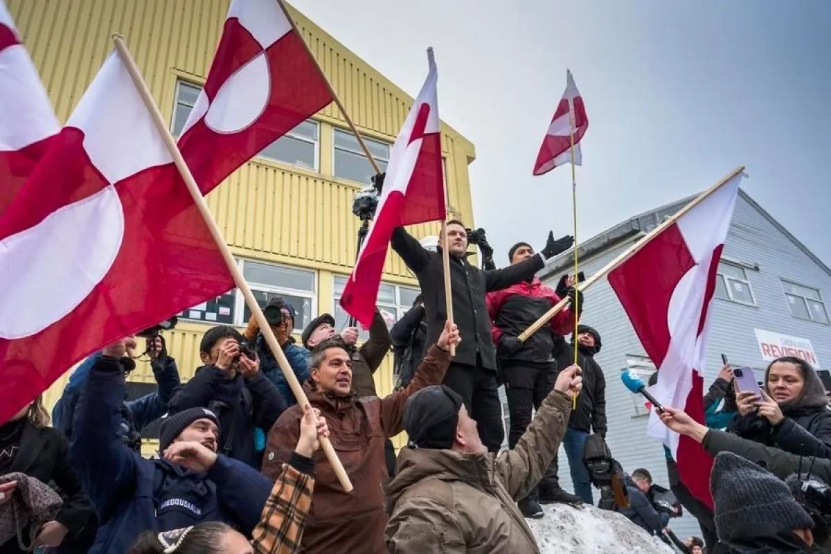 Perdana Menteri Greenland Jens-Frederik Nielsen (kiri, di atas salju) terlihat saat demonstrasi menentang tindakan dan pernyataan AS yang mengisyaratkan kontrol atas Greenland di Nuuk, ibu kota Greenland, wilayah otonom Denmark, 17 Januari 2026. ANTA <b>(Antara)</b>