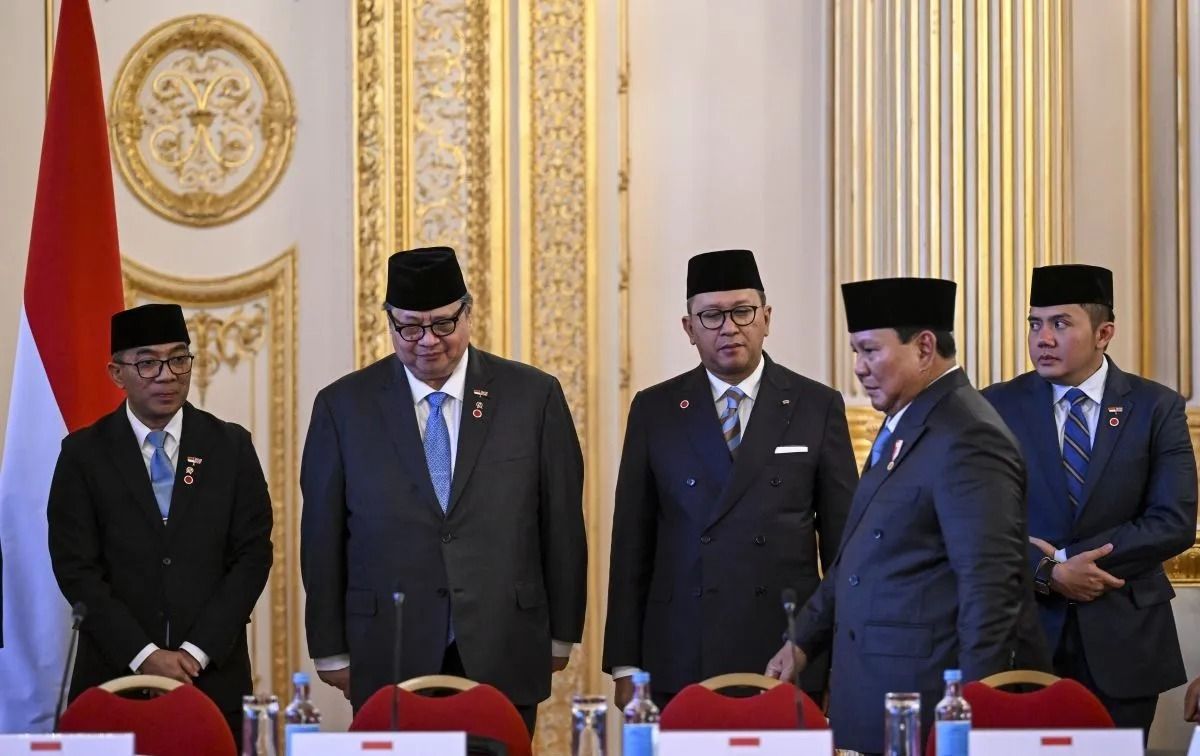 Presiden Prabowo Subianto (kedua kanan) bersama Menteri Pendidikan Tinggi, Sains, dan Teknologi (Mendiktisaintek) Brian Yuliarto (kiri), Menko Perekonomian Airlangga Hartarto (kedua kiri), Menteri Investasi dan Hilirisasi/Kepala BKPM Rosan Roeslani (ketiga kanan), Seskab Teddy Indra Wijaya (kanan). <b>(Antara)</b>
