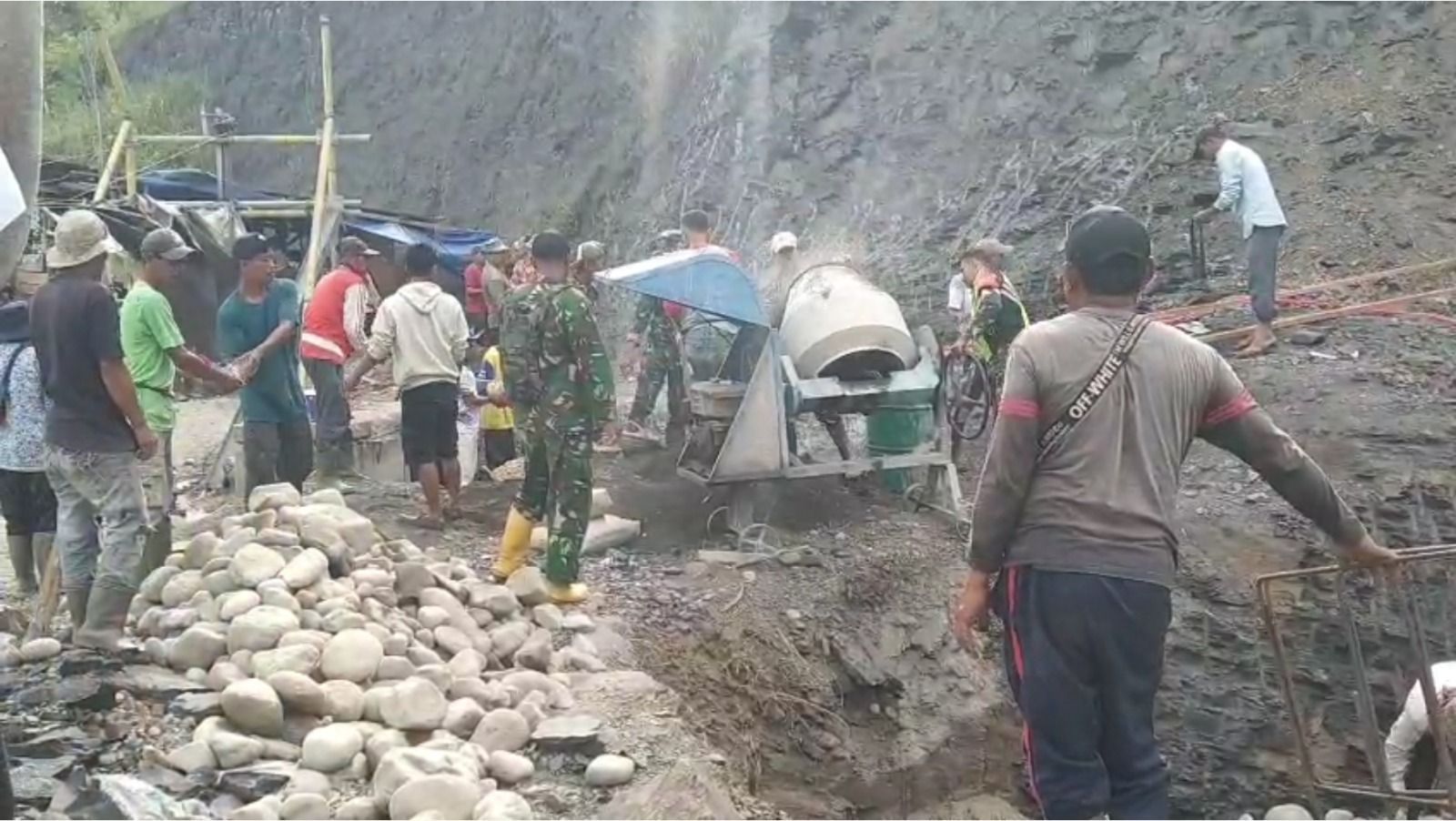 Satuan Tugas Operasi Penanganan Bencana Alam di Wilayah Aceh terus bertugas membangun jembatan hingga Selasa, 20 Januari 2026. <b>(Bakom RI)</b>