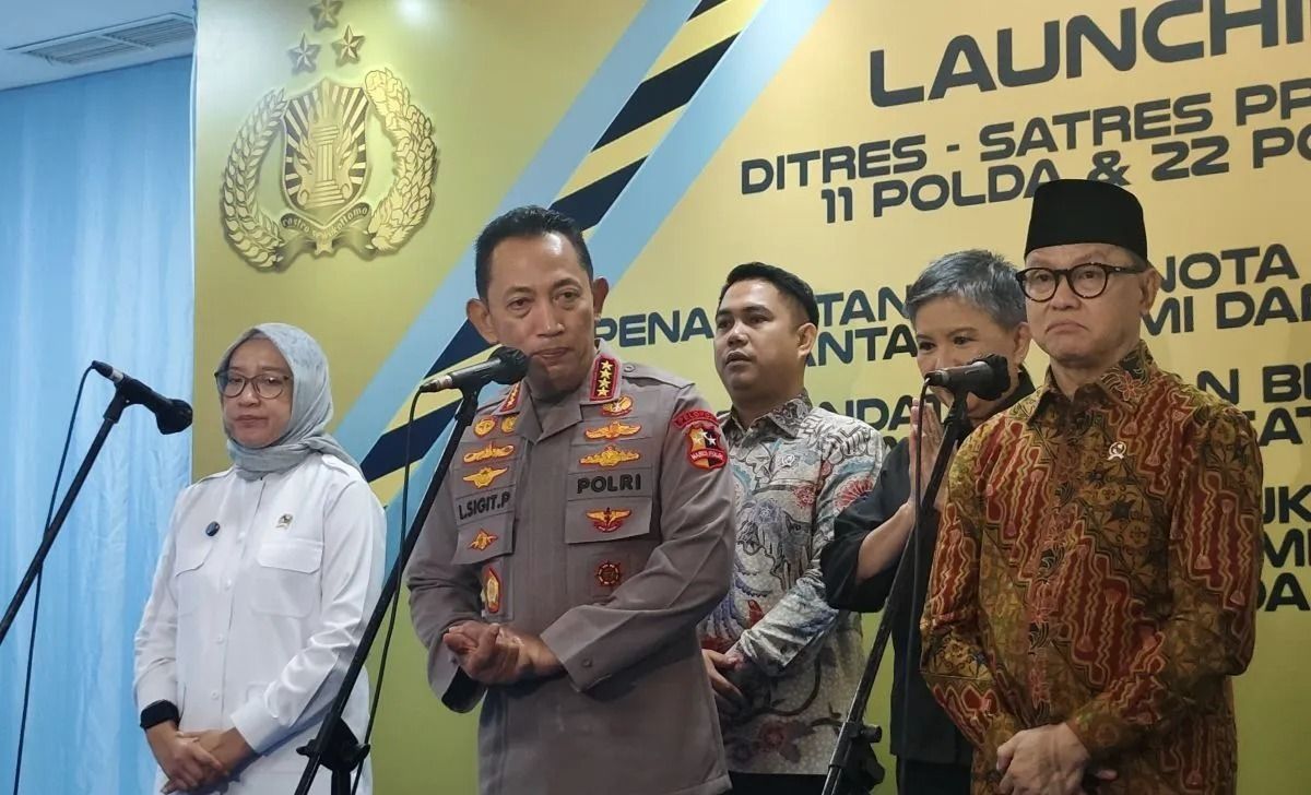 Kapolri Jenderal Pol. Listyo Sigit Prabowo (tengah) bersama Menteri P2MI Mukhtarudin (kanan) dan Menteri PAN RB Rini Widyantini (kiri) memberikan keterangan pers di Gedung Bareskrim Polri, Jakarta Selatan, Rabu, 21 Januari 2026. ANTARA/Nadia Putri Ra <b>(Antara)</b>