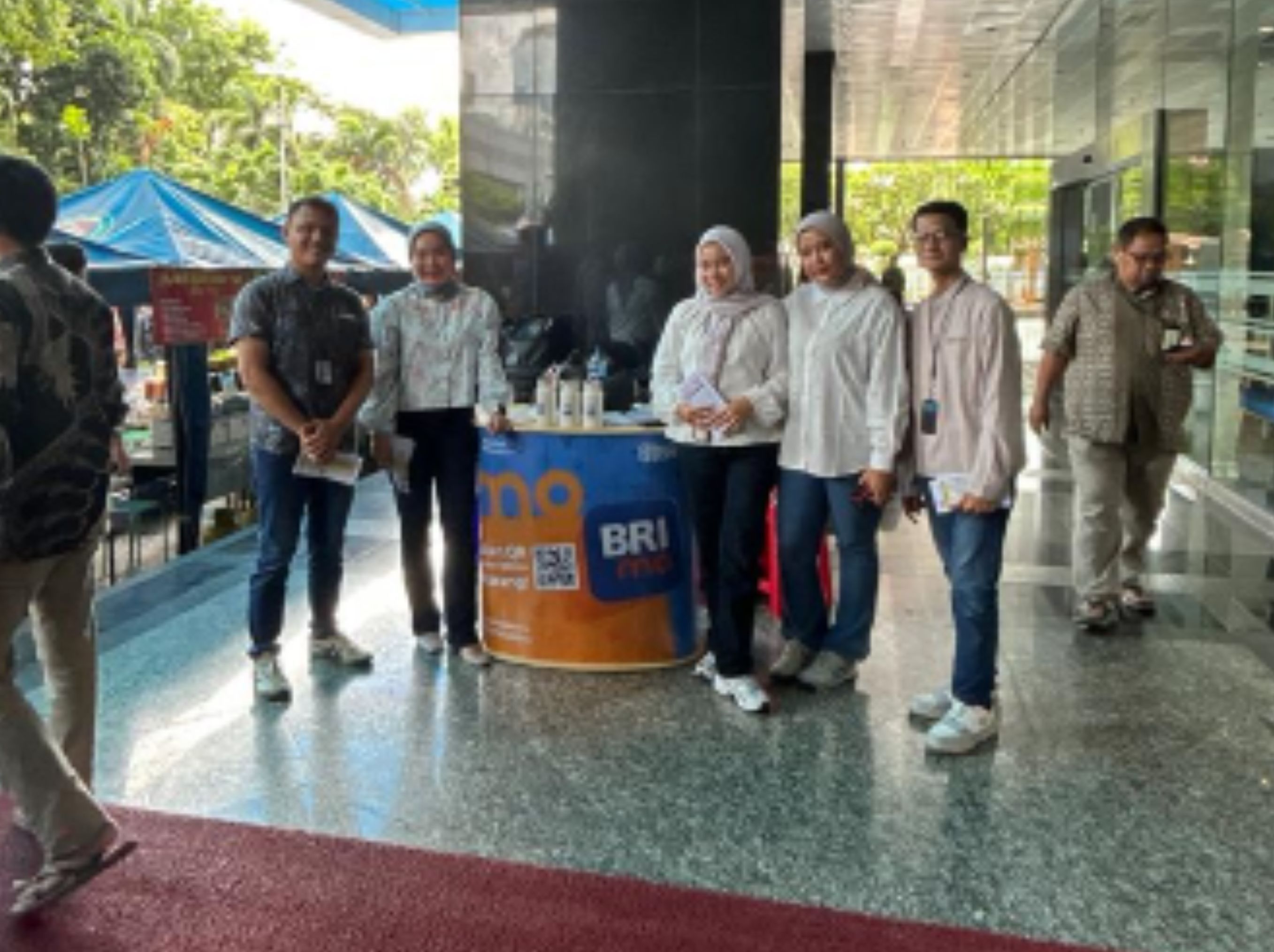 Bank Rakyat Indonesia (BRI) Branch Office (BO) Gatot Subroto Gelar Friday Market di Direktorat Jenderal Pajak (DJP).  Pemimpin BRI Gatot Subroto, Pamadi Purno Widodo menjelaskan, ini merupakan agenda rutin setiap Jumat.  Disini BRI BO Gatot Subroto membuka booth pemasaran untuk Kredit Perumahan Rakyat (KPR) dan juga BRIguna di lingkungan kantor DJP.  BRIguna merupakan fasilitas kredit tanpa agunan dari Bank BRI yang ditujukan untuk pekerja berpenghasilan tetap (ASN, TNI, POLRI, BUMN/D) dan pensiunan, dengan sumber pembayaran dari gaji atau pensiun bulanan untuk berbagai kebutuhan konsumtif (renovasi, pendidikan) atau produktif (modal usaha).   Ada beberapa jenisnya, seperti BRIguna Karya untuk pegawai aktif, BRIguna Purna untuk pensiunan, dan BRIguna Digital yang bisa diajukan lewat aplikasi BRImo.   "Jadi khusus Friday Market di DJP ada promo khusus KPR dan BRIguna," tegasnya.  Adapun kegiatan Friday Market BRI Gatot Subroto di lingkungan DJP ini dilaksanakan setiap Jumat mulai pukul 08:00 hingga 14:00. Khusus di open booth ini ada promo KPR berupa bunga spesial 8,13%.  "Ayo jangan sampai terlewat kesempatan baik ini," tutupnya <b>(dok)</b>