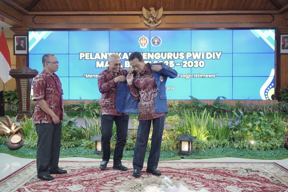 Persatuan Wartawan Indonesia (PWI) Pusat menganugerahkan status Anggota Kehormatan PWI kepada Gubernur Daerah Istimewa Yogyakarta (DIY), Sri Sultan Hamengku Buwono X/ist