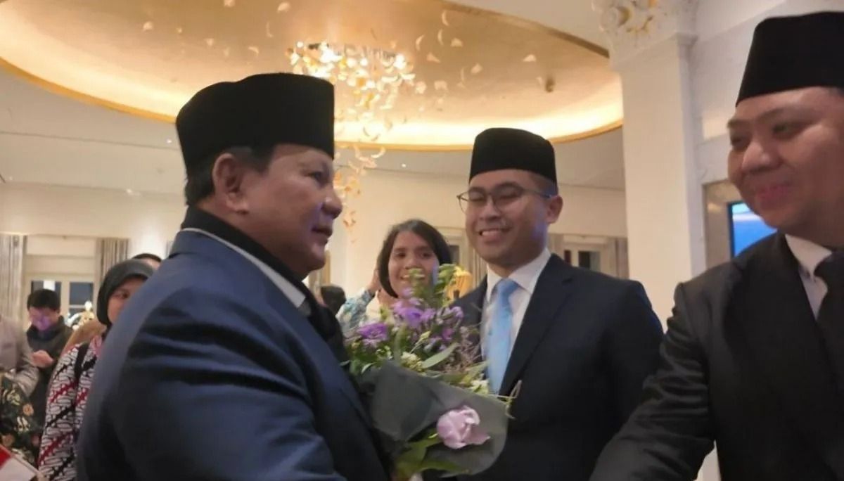 Presiden Prabowo Subianto menyalami sejumlah perwakilan pemerintah dan diaspora saat tiba di hotel tempatnya menginap di Bad Ragaz, Swiss, Rabu, 21 Januari 2026. (ANTARA/Aria Cindyara) <b>(Antara)</b>