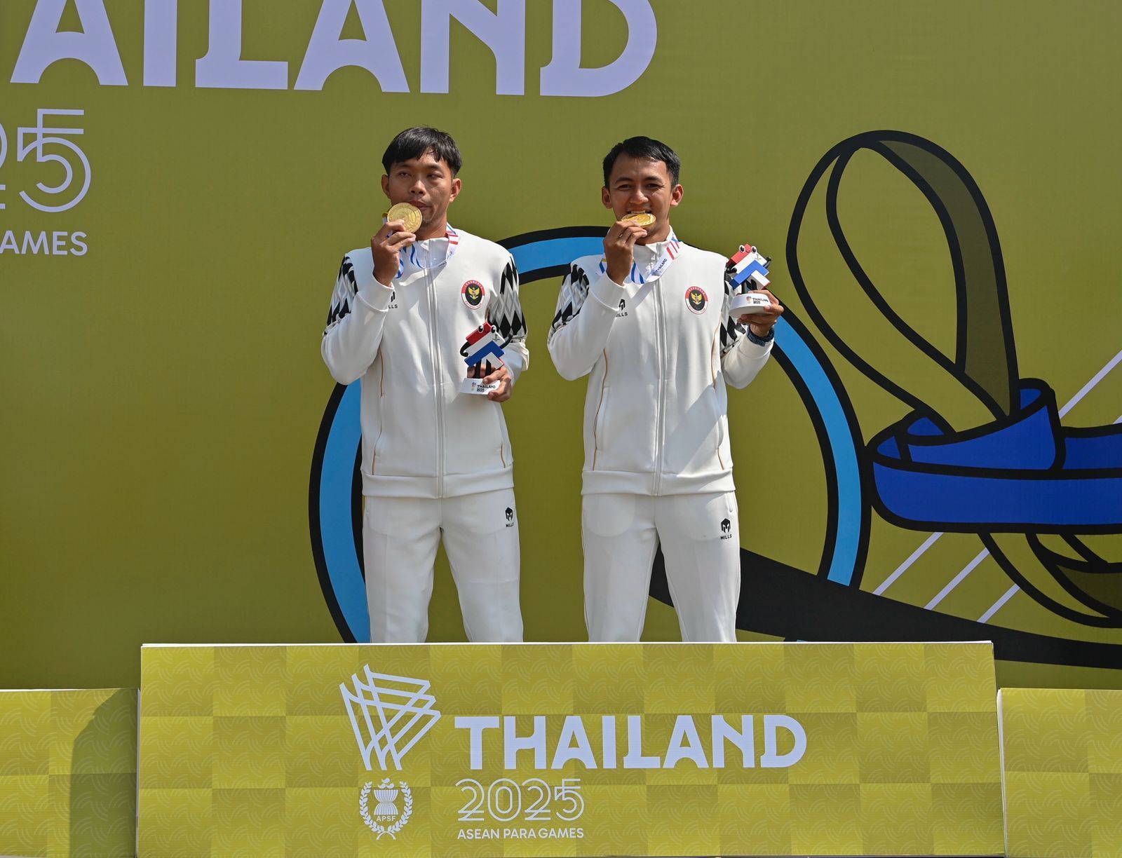 Nurfendi mengayuh sepeda dengan Mufti Fadilah Salma sebagai pilot mempersembahkan medali emas pertama untuk kontingen Indonesia di ajang ASEAN Para Games 2025. <b>(Bidang Humas dan Media Indonesia)</b>