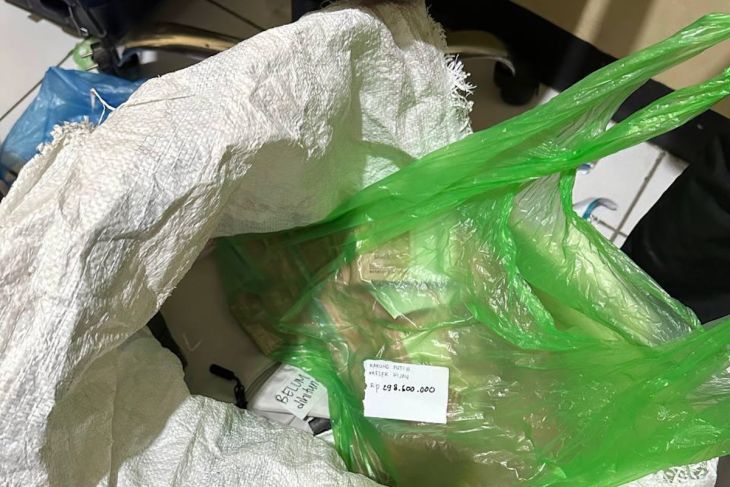 Salah satu karung berisikan uang dari warga Pati terkait kasus dugaan pemerasan yang melibatkan Bupati Pati nonaktif Sudewo. (ANTARA/HO-KPK) <b>(Antara)</b>