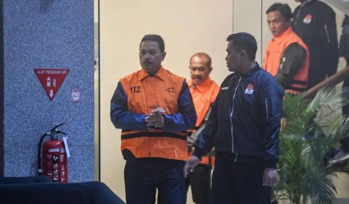 Tersangka kasus dugaan tindak pidana korupsi terkait pemerasan dengan modus fee proyek dan dana CSR serta penerimaan lainnya atau gratifikasi di lingkungan Pemerintah Kota Madiun Maidi (kiri) usai menjalani pemeriksaan di Gedung KPK Merah Putih, Jaka <b>(Antara)</b>